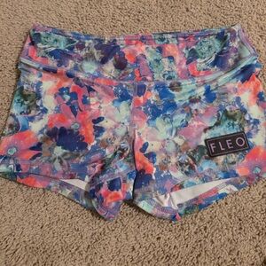 Fleo shorts, small.